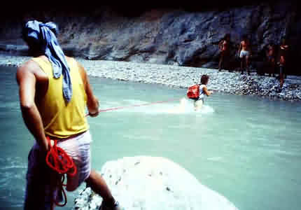 Canyoning: bei starker Strmung mit dem Seil sichern